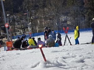 Zajęcia na stoku dotyczące zabezpieczenia miejsca po zdarzeniu. Na pierwszym planie flara