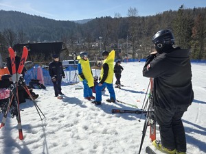 Młodzież klas mundurowych na stoku narciarskim