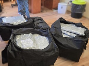 Na podłodze, w dużych czarnych torbach stoją narkotyki