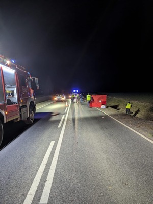 Na zdjęciu miejsce wypadku drogowego. Stoją pojazdy służb ratunkowych. Widać czerwony namiot.