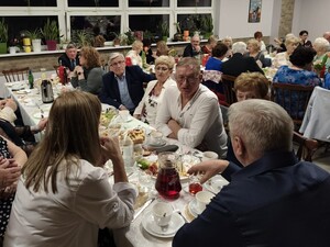 Na sali za stołami siedzą uczestnicy biesiady