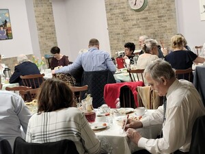 Za stołami siedzą uczestnicy biesiady