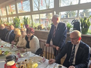 Na dużej sali za stołami zasiadają podczas biesiady uczestnicy Koła Emerytów i Rencistów w Gliwicach