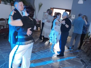 Pary tańczące na parkiecie