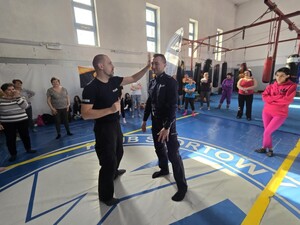 Zajęcia z samoobrony prowadzone przez dzielnicowego z KP II. Ćwiczenia pokazuje dwóch policjantów