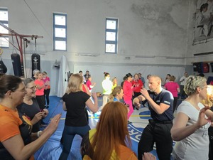 Ćwiczenia ruchowe grupowe kobiet na macie