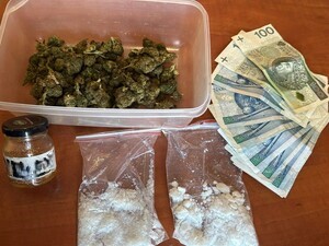 Na zdjęciu susz roślinny, środki narkotyczne oraz zabezpieczone pieniądze.