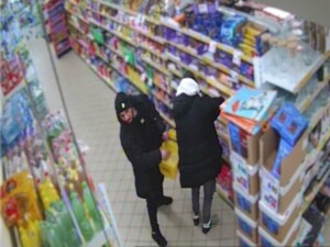 Dwóch młodych mężczyzn robi w sklepie zakupy