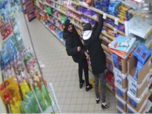 Dwóch mężczyzn podczas kradzieży sklepowej