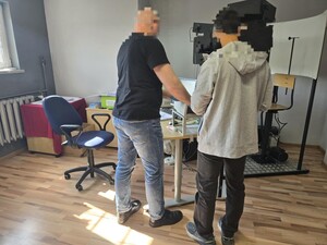 Pobieranie odcisków palców od zatrzymanego przez technika kryminalistyki