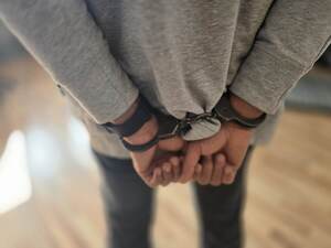 Zatrzymany od tyłu w kajdankach na rękach