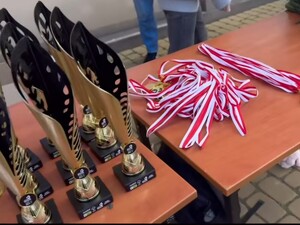 Na stole stoją puchary i medale za udział w biegu