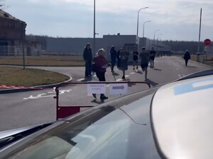 Radiowóz stojący na trasie biegu