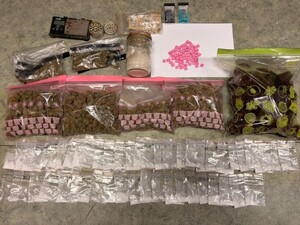 Narkotyki zabezpieczone od zatrzymanego w torebkach foliowych