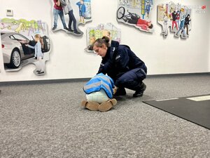 Policjantka prowadzi zajęcia dla dzieci na minikomisariacie
