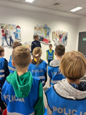 Policjantka prowadzi zajęcia dla dzieci na minikomisariacie
