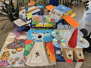 Na podłodze leżą prace plastyczne biorące udział w konkursie