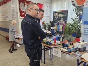 Dwóch policjantów dokonuje oceny prac zgłoszonych w konkursie