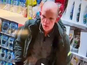 Na zdjęciu wizerunek mężczyzny w średnim wieku, w kurtce - zarejestrowany przez kamery monitoringu