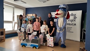 Na zdjęciu widzimy finalistów konkursu plastycznego oraz, dwóch funkcjonariuszy policji oraz panią dyrektor wraz ze Sznupkiem