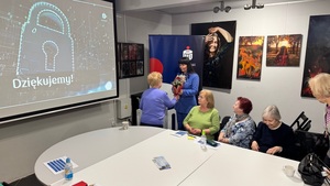 ponownie widzimy przedstawiciela banku i słuchaczy dookoła siedzących dookoła stołu.