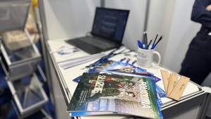 Na zdjęciu widzimy ladę wystawową z gadżetami policyjnymi podczas targów pracy