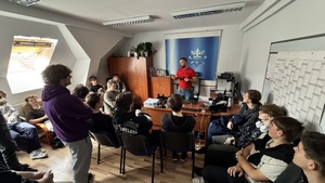 na zdjęciu widzimy policjanta, prowadzącego szkolenie dla młodzieży z budowy broni