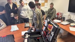 na zdjęciu widzimy kolejnego policjanta zajmującego się techniką kryminalistyczną prowadzącego zajęcia z młodzieżą w ramach doradztwa zawodowego