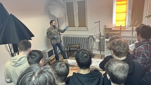 kolejne zdjęcie z policjantem prowadzącym zajęcia z młodzieżą w pokoju do ćwiczeń dla techników kryminalistyki.