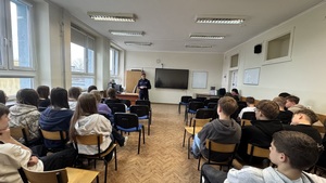 na zdjęciu widać policjantkę w mundurze prowadząca zajęcia dla młodzieży podczas konferencji