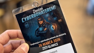 na zdjęciu widać identyfikator super bohatera z konferencji dotyczącej cyberprzestępczości