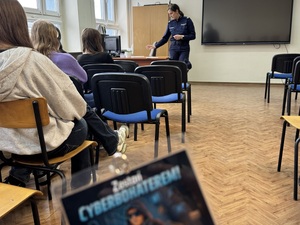 na zdjęciu widać policjantkę umundurowaną prowadzącą zajęcia oraz kawałek identyfikatora super bohatera