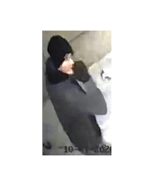 Zapis kamery monitoringu: mężczyznę ubranego na ciemno, z wyglądu około 20 lat, szczupłej budowy ciała.