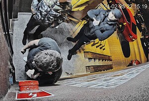 Zapis z monitoringu kamer przedstawiający sprawców pobicia i wtargnięcia do mieszkania.