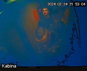 Zapis z monitoringu kamer przedstawiający sprawców pobicia i wtargnięcia do mieszkania.