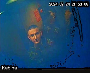 Zapis z monitoringu kamer przedstawiający sprawców pobicia i wtargnięcia do mieszkania.