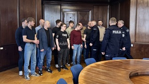 Na zdjęciu widzimy witających się komendantów z nowymi policjantami