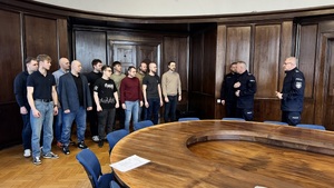 Kolejne zdjęcie witających się komendantów z nowymi policjantami