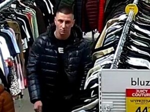 Zdjęcie młodego mężczyzny w sklepie z ubraniami