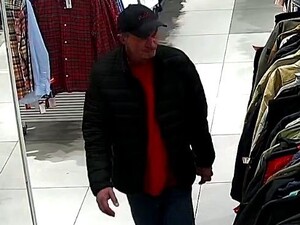 zdjęcie mężczyzny w sklepie z odzieżą