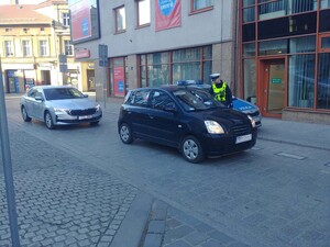 Policjant podczas kontroli stanu trzeźwości kierującego pojazdem