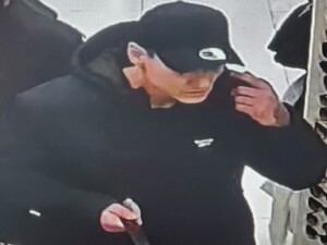 Na zdjęciu mężczyzna w czapce z daszkiem