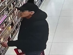 Na zdjęciu mężczyzna w czapce z daszkiem  robi zakupy w sklepie