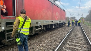 widzimy technika kryminalistyki rozmawiającego z maszynistą, który jest w lokomotywie.