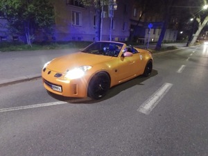 żółty sportowy samochód zatrzymany na ulicy.