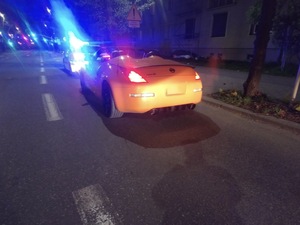 żółty sportowy samochód zdjęcie od tyłu