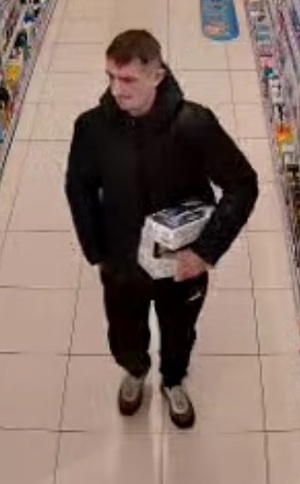 Mężczyzna dokonujący kradzieży