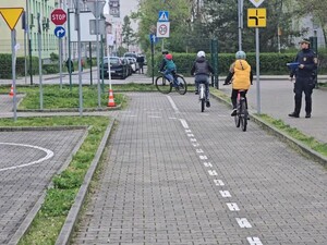 Uczestnicy konkursu na rowerowym miasteczku ruchu drogowego