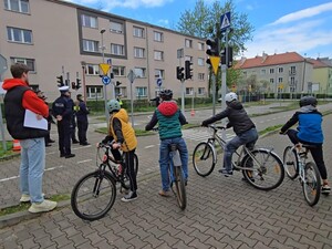 Policjant udziela instruktarzu zawodnikom przed startem