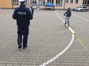 Uczestnik konkursu pokonuje przeszkodę na torze rowerowym